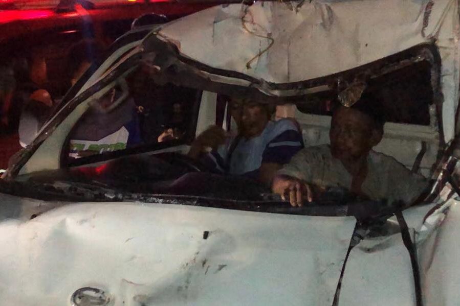 Pikap Hantam Truk Parkir di Mojokerto, Sopir Terjepit di Kabin Mobil