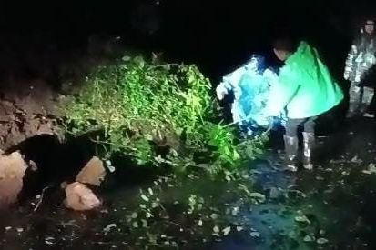 Tertutup Material Longsor, Akses Pacet - Trawas Sempat Lumpuh