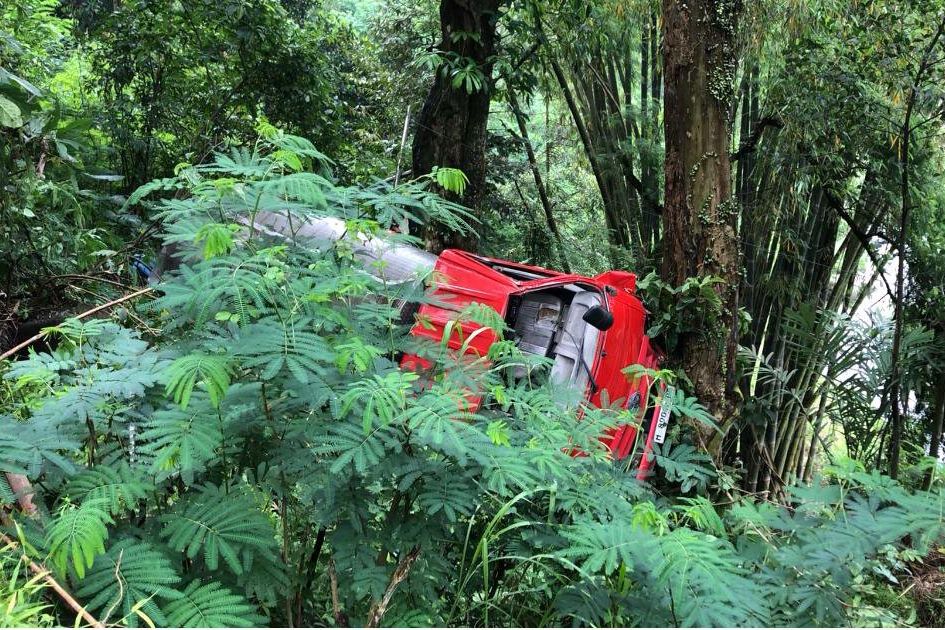 Perseneling Rusak, Truk Tangki Air Terjun ke Jurang Pacet