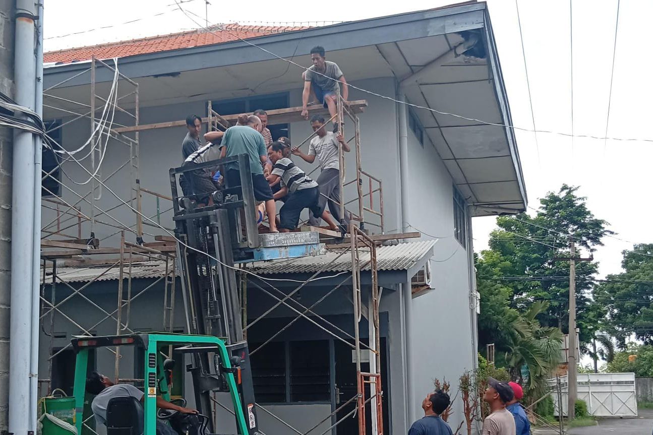 Diduga Tersetrum Saat Memperbaiki Atap, Seorang Pekerja Merengang Nyawa