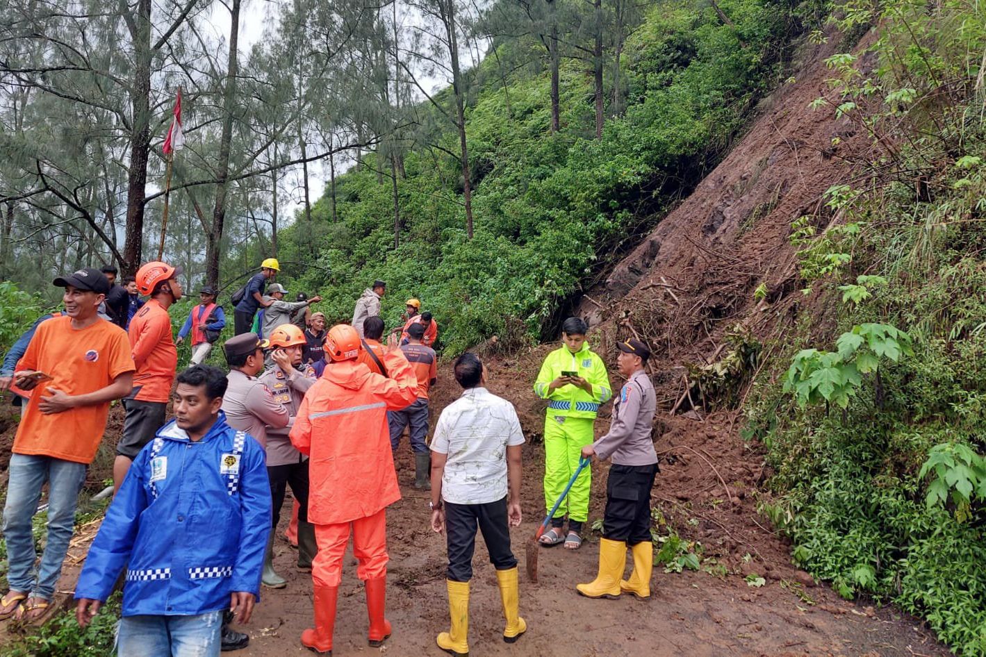 Tertimbun Material Longsor, Jalur Cangar-Pacet Mojokerto Ditutup Sementara