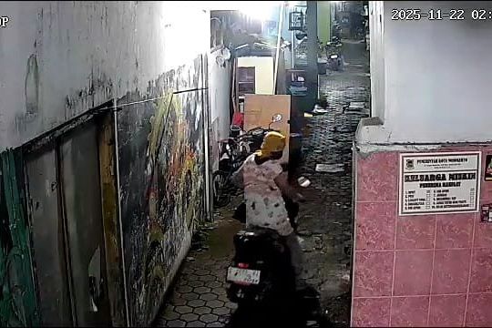 Terekam CCTV, Maling Berdaster Embat Motor di Gang Buntu Mojokerto
