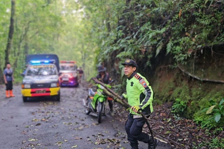 Usai Dibersihkan dari Material Longsor, Jalur Cangar-Pacet Dibuka Terbatas