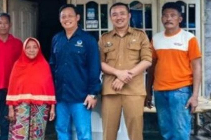 Anggota DPRD Mojokerto Peduli Rumah Roboh Akibat Diterjang Angin Kencang di Kemlagi 