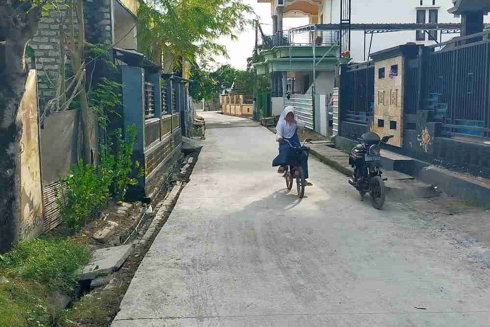 Proyek Rekonstruksi Baru Rampung, Rabat Beton di Jalan Kenari Sampang Retak
