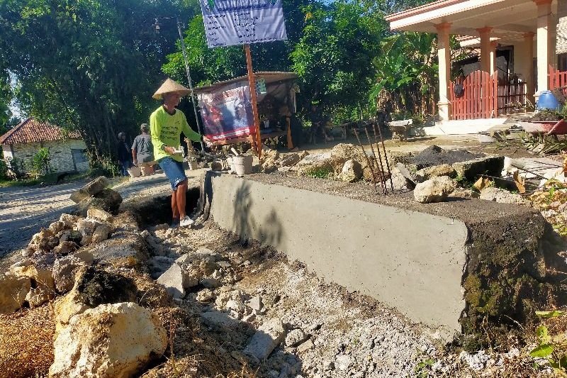 Proyek Drainase di Desa Pangongsean Sampang Diduga Salahi Aturan