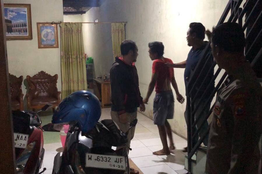Tepergok Pemilik Rumah, Terduga Pencuri Ini Nyaris Dihajar Massa di Mojokerto