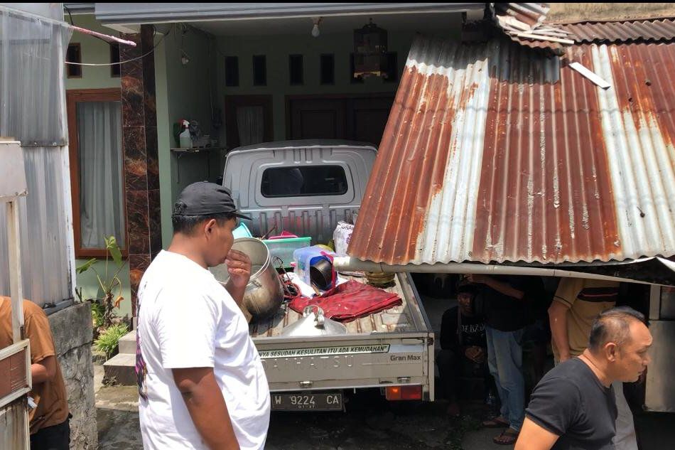 Pulang dari Vila, Pikap yang Dikemudikan Pelajar Tabrak Motor Hingga Rumah Warga