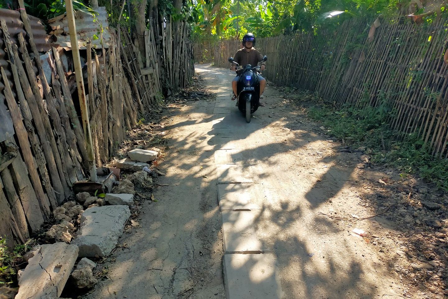 Papan Nama Proyek Saluran U-Ditch Program ADK di Sampang Dipertanyakan 