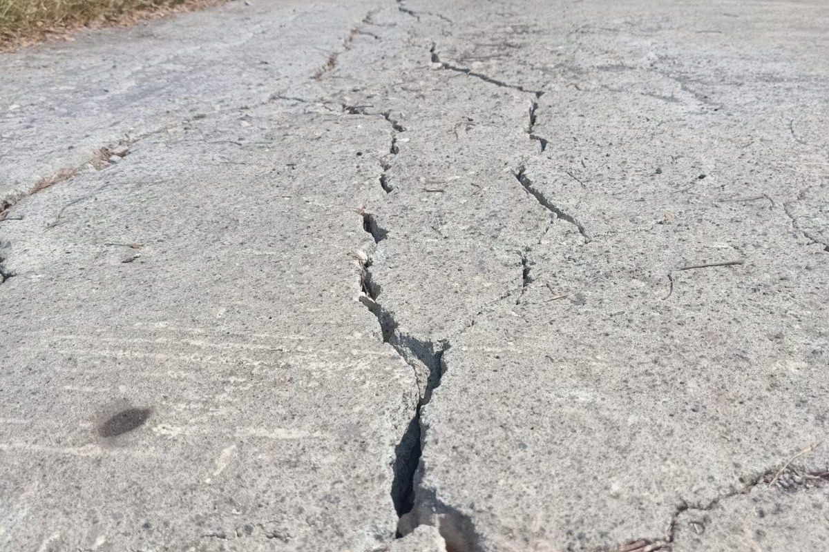 Belum Setahun Dibangun, Jalan Rabat Beton di Tambelangan Sampang Rusak