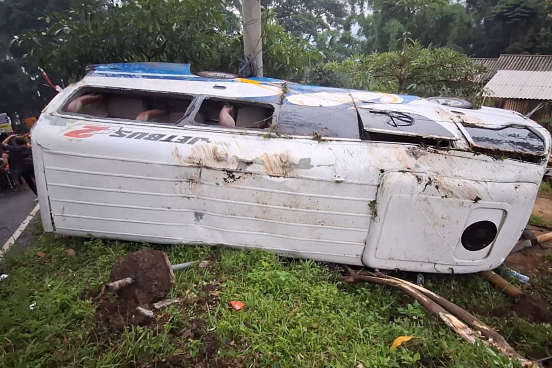 Rem Blong, Elf Pengangkut Wisatawan Terbalik di Turunan AMD Pacet Mojokerto