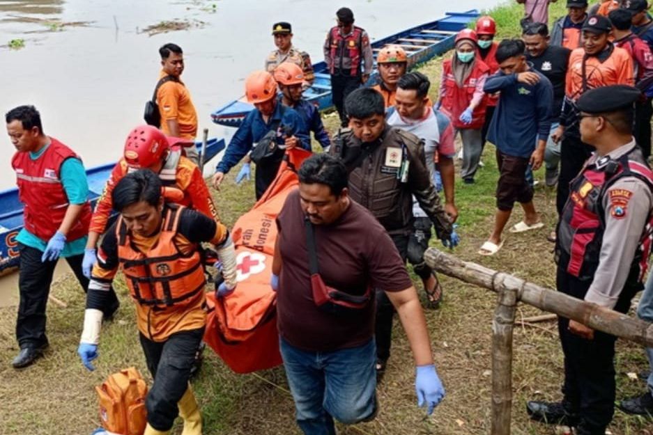 Mayat Perempuan Tanpa Identitas Mengapung di Sungai Brantas Mojokerto