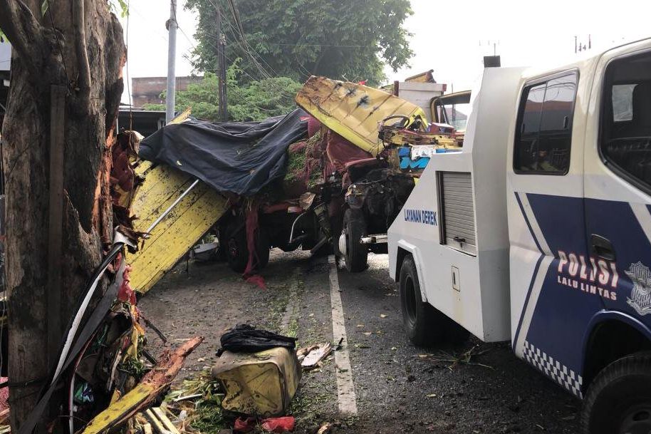 Oleng dan Keluar Jalur, Truk Pengangkut Cabai Tabrak Pemotor Hingga Tewas