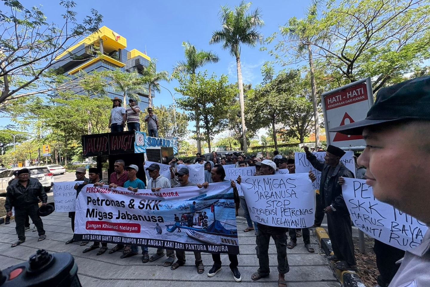 Tuntut Ganti Rugi Kerusakan Rumpon Rp21,19 Miliar, Nelayan Madura Gelar Tahlil di Kantor SKK Migas