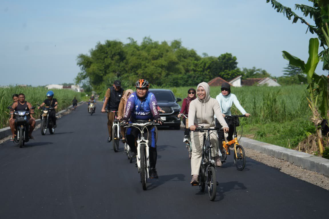 Sambil Gowes Pagi, Ning Ita Tinjau Hasil Pekerjaan Proyek Fisik di Pulorejo