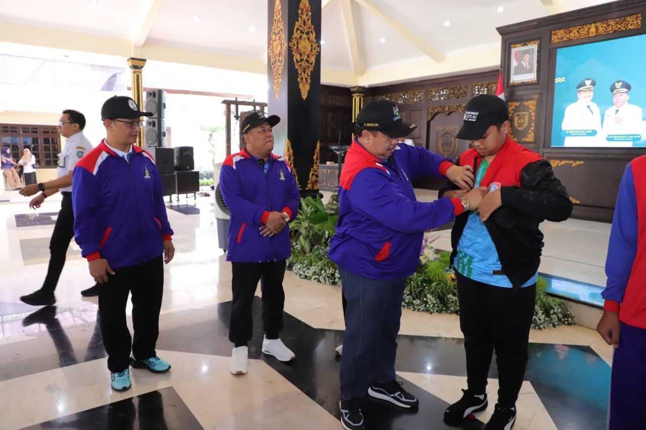 Lepas Kontingen Jombang ke Porseni Madrasah 2025, Ini Pesan Abah Warsubi