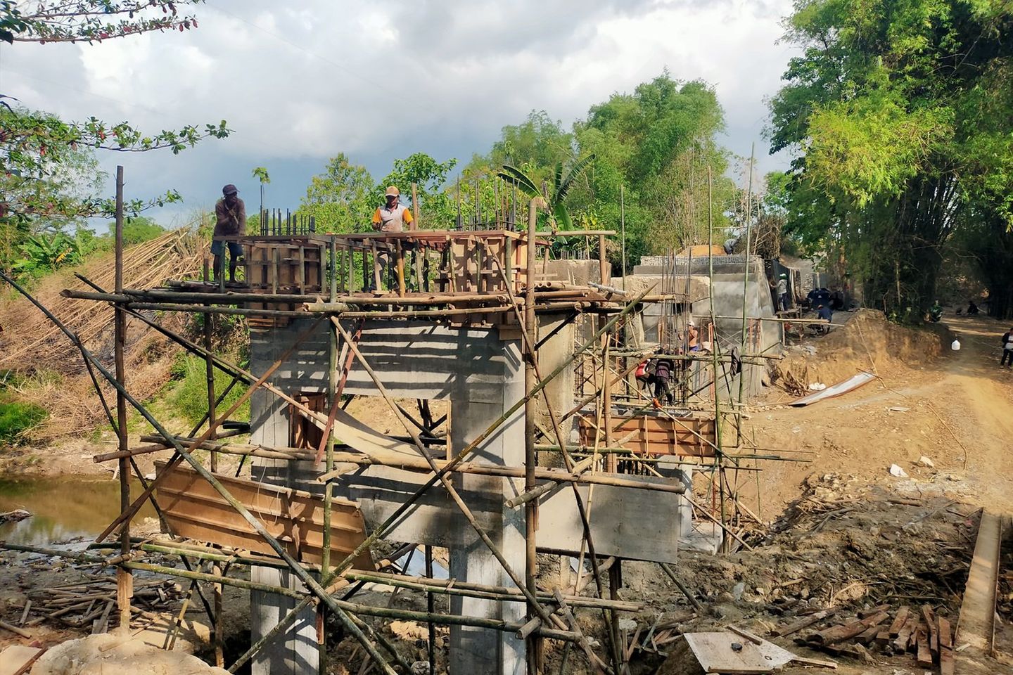 Waktu Kian Mepet, Progres Jembatan Daleman-Pasarenan Sampang Masih 50 Persen