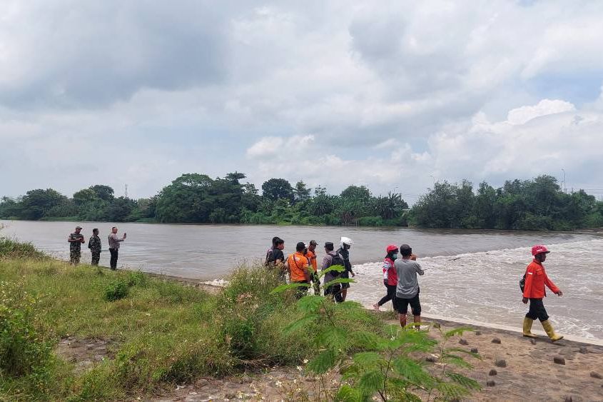 Mayat Tak Dikenal Ditemukan Mengapung di Aliran Sungai Brantas Mojokerto