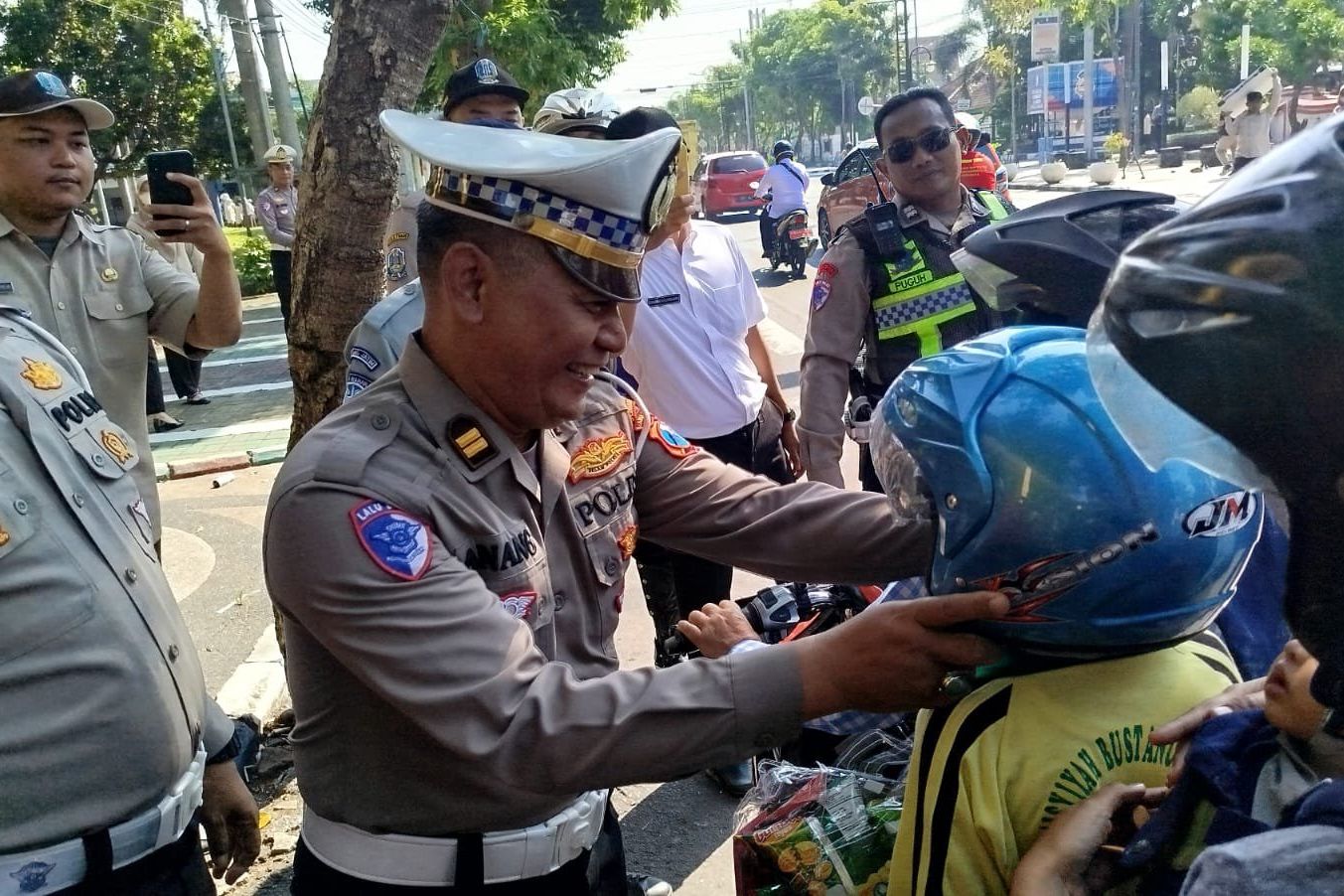 Satlantas Polres Jombang Bagikan Helm dan Snack Gratis pada Pengendara Tertib