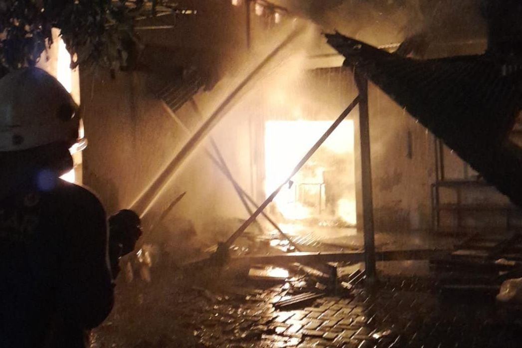 Gudang Produksi Sepatu di Sooko Mojokerto Ludes Terbakar