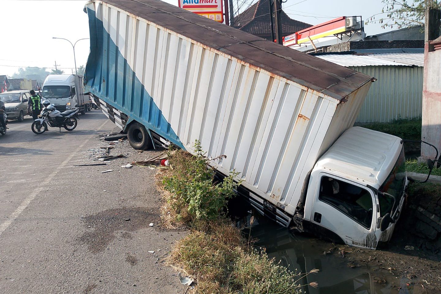 Bus Mira Seruduk Truk Parkir di Jombang, Tiga Korban Terluka