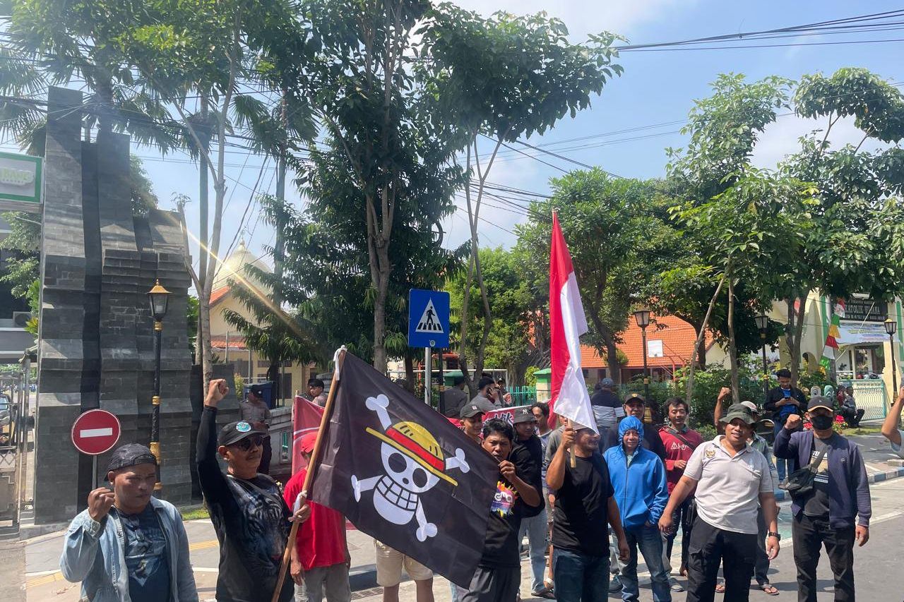 Bawa Bendera Jolly Roger ke Pemkab Jombang, Pemuda Jombatan Protes Pungli Parkir di Jombang Kuliner