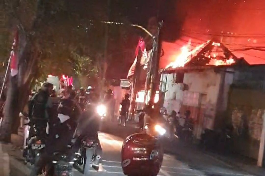 Lupa Matikan Kompor, Rumah dan Toko Pakan Burung Dekat Pasar Legi Jombang Terbakar