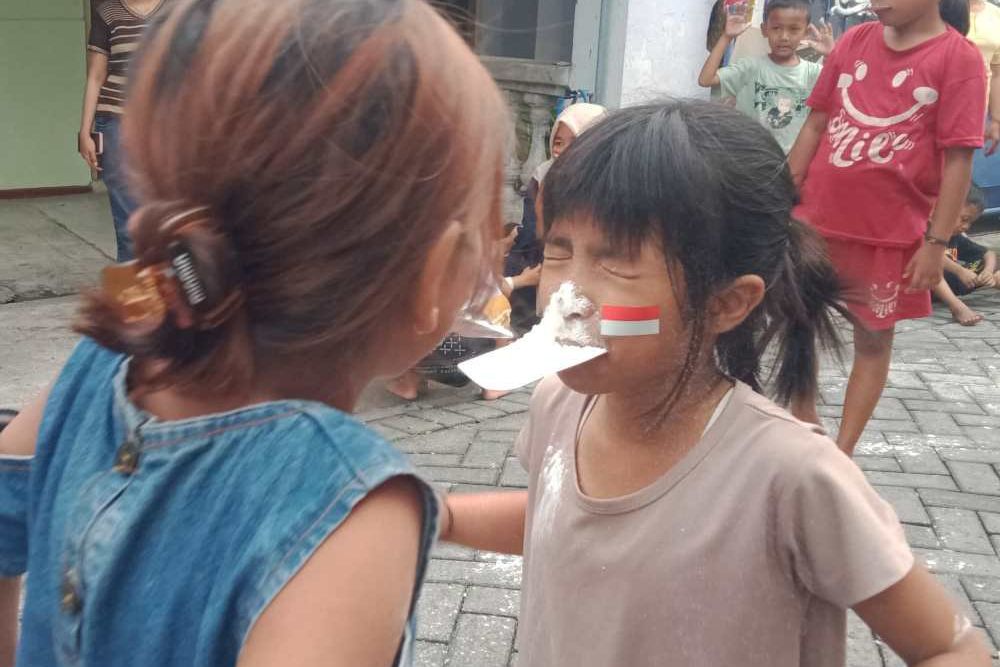 Estafet Tepung Ramaikan Lomba Agustusan di Losari Jombang