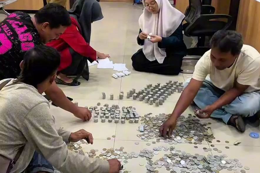 Tarif PBB Melonjak Drastis, Warga Jombang Terpaksa Membayarnya Dengan Uang Koin