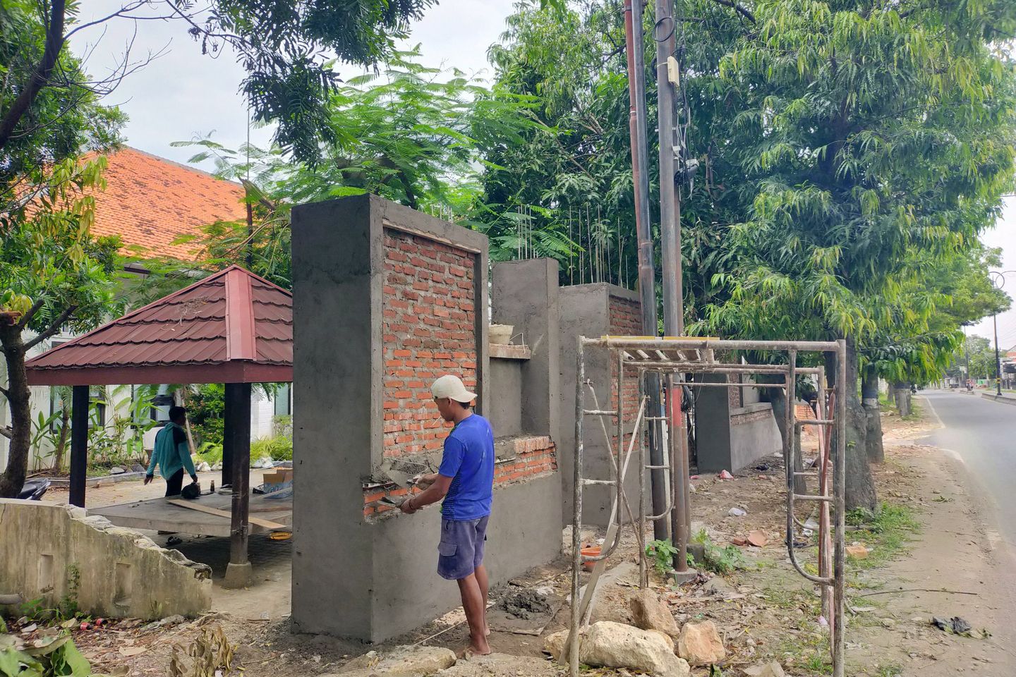 Proyek Pagar KPU Sampang Gunakan Material Usang dan Berlumut  