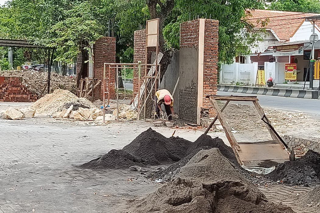 Pagar KPU Sampang Gunakan Bata Berlumut, Konsultan Pengawas Sebut Lebih Kuat