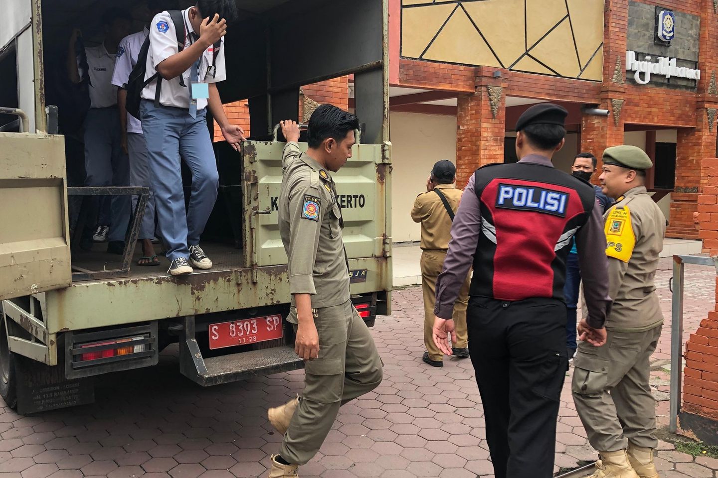 Bolos dan Nongkrong di Warkop, 15 Pelajar Mojokerto Terjaring Razia