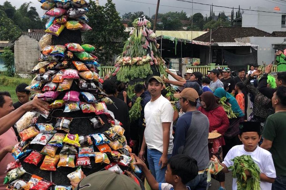 Warga Pacet Mojokerto Ngalap Berkah di Ruwah Desa