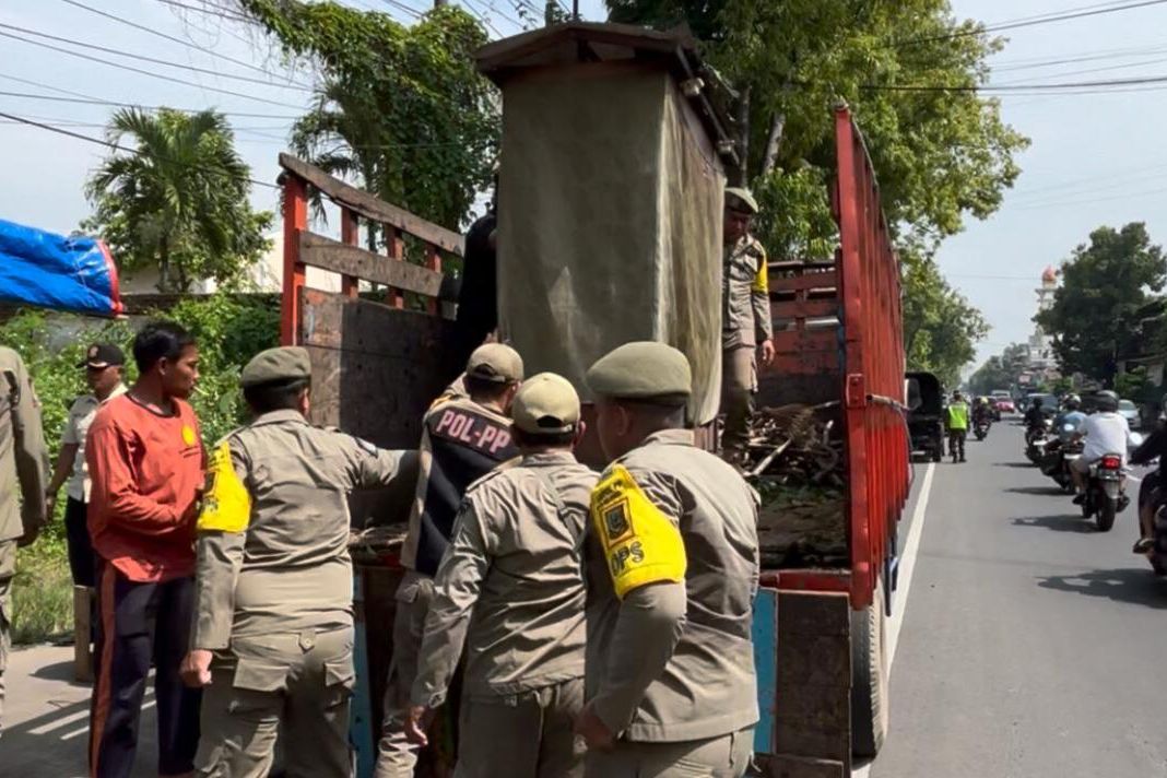 Razia di Jalan Surodinawan, Satpol PP Mojokerto Sita Tujuh Gerobak PKL