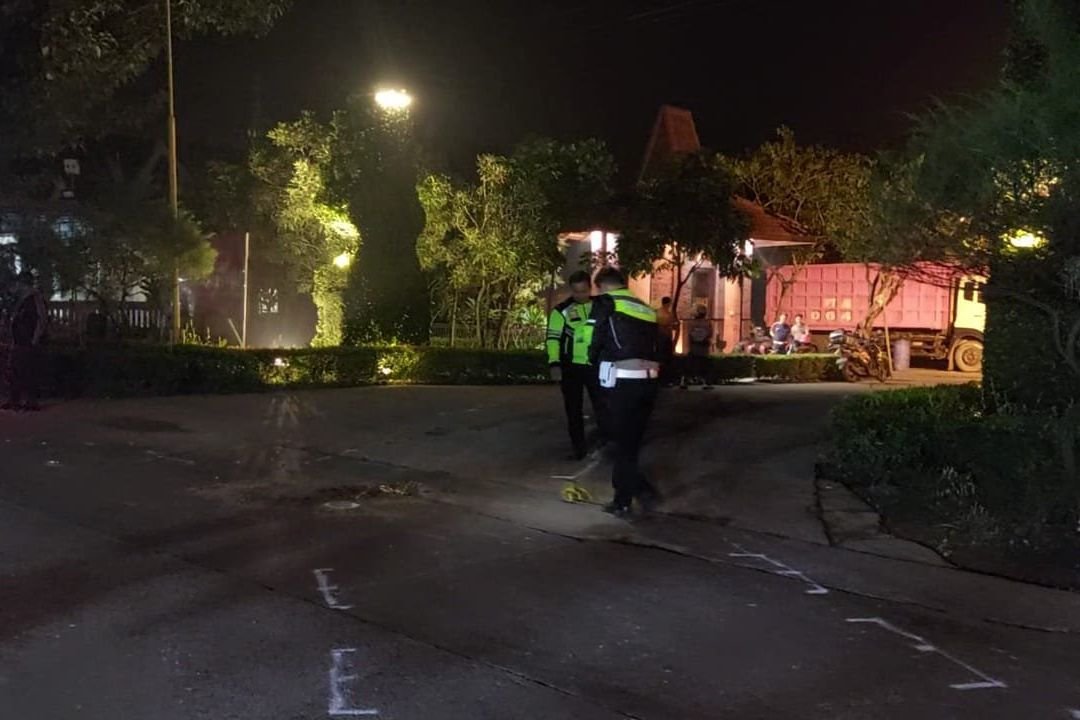 Tabrak Truk di Depan Pabrik Keramik Kutorejo Mojokerto, Pemotor Meregang Nyawa