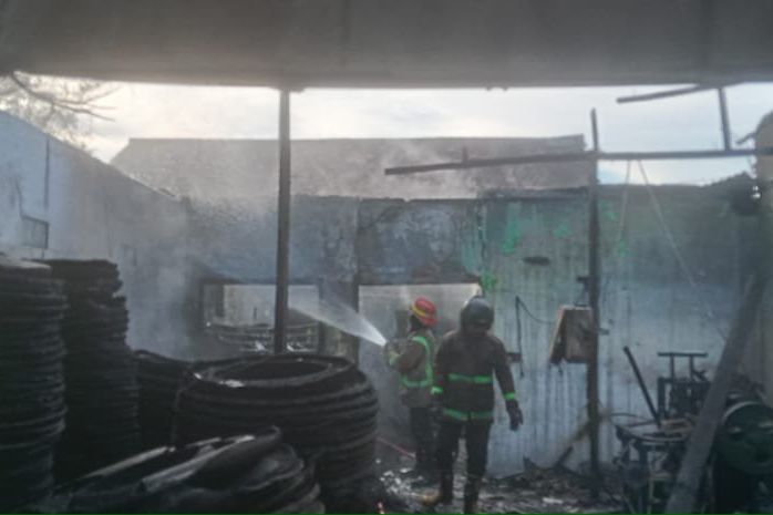 Gudang Ban Bekas di Jombang Terbakar, Kerugian Ditaksir Ratusan Juta
