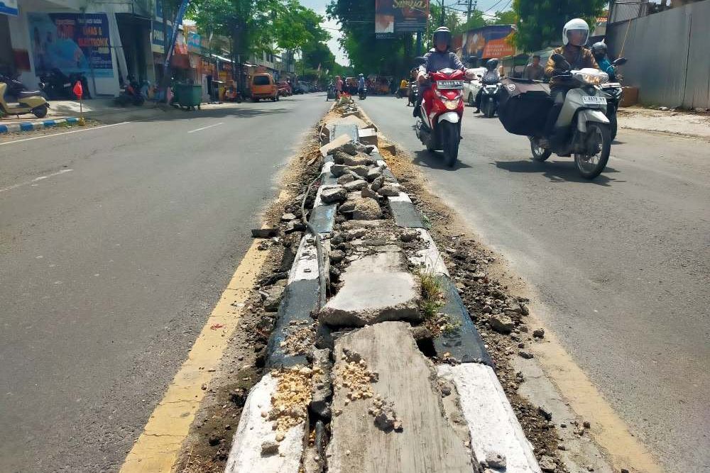 Median Jalan di Jalur Nasional Sampang Rusak Parah, Warga Waswas