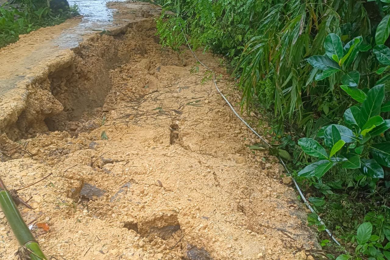 Longsor, Akses Transportasi Antardesa di Karang Penang Sampang Lumpuh