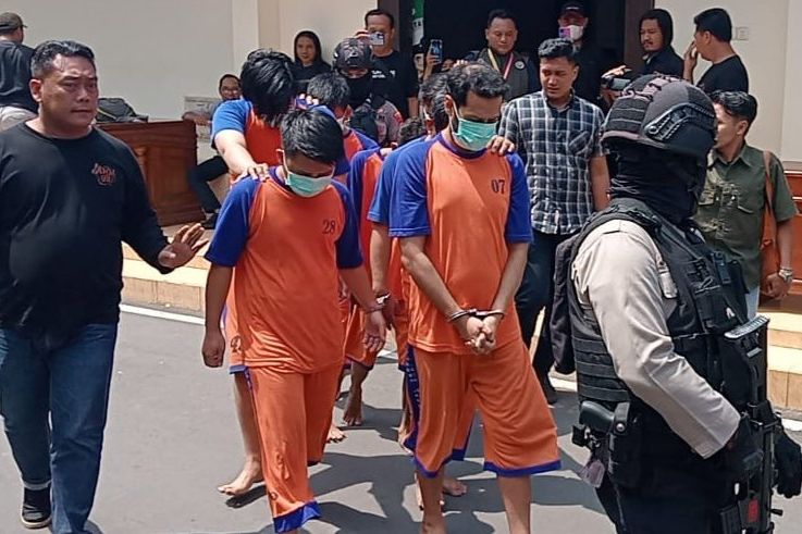 Polres Jombang Bekuk Pengedar dan Pengemas Ganja Kering