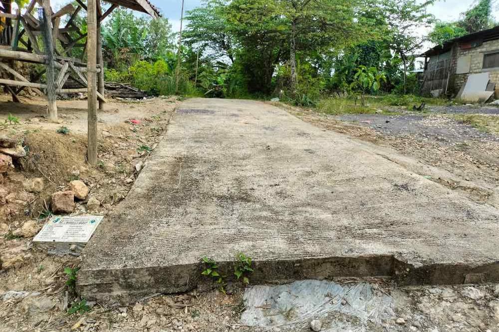 Jalan Beton di Tambelangan Sampang Mulai Retak, Inspektorat Diminta Turun Tangan