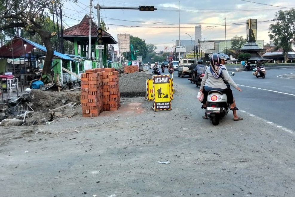 Pasir Berserakan, Pemotor Jatuh di Lokasi Proyek Trotoar Jalan Gus Dur Jombang 