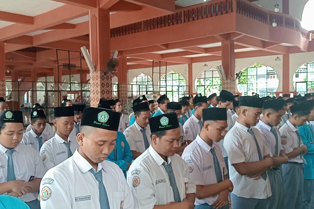 Ponpes Al-Khoziny Ambruk, Santri Darul Ulum Jombang Gelar Salat Gaib