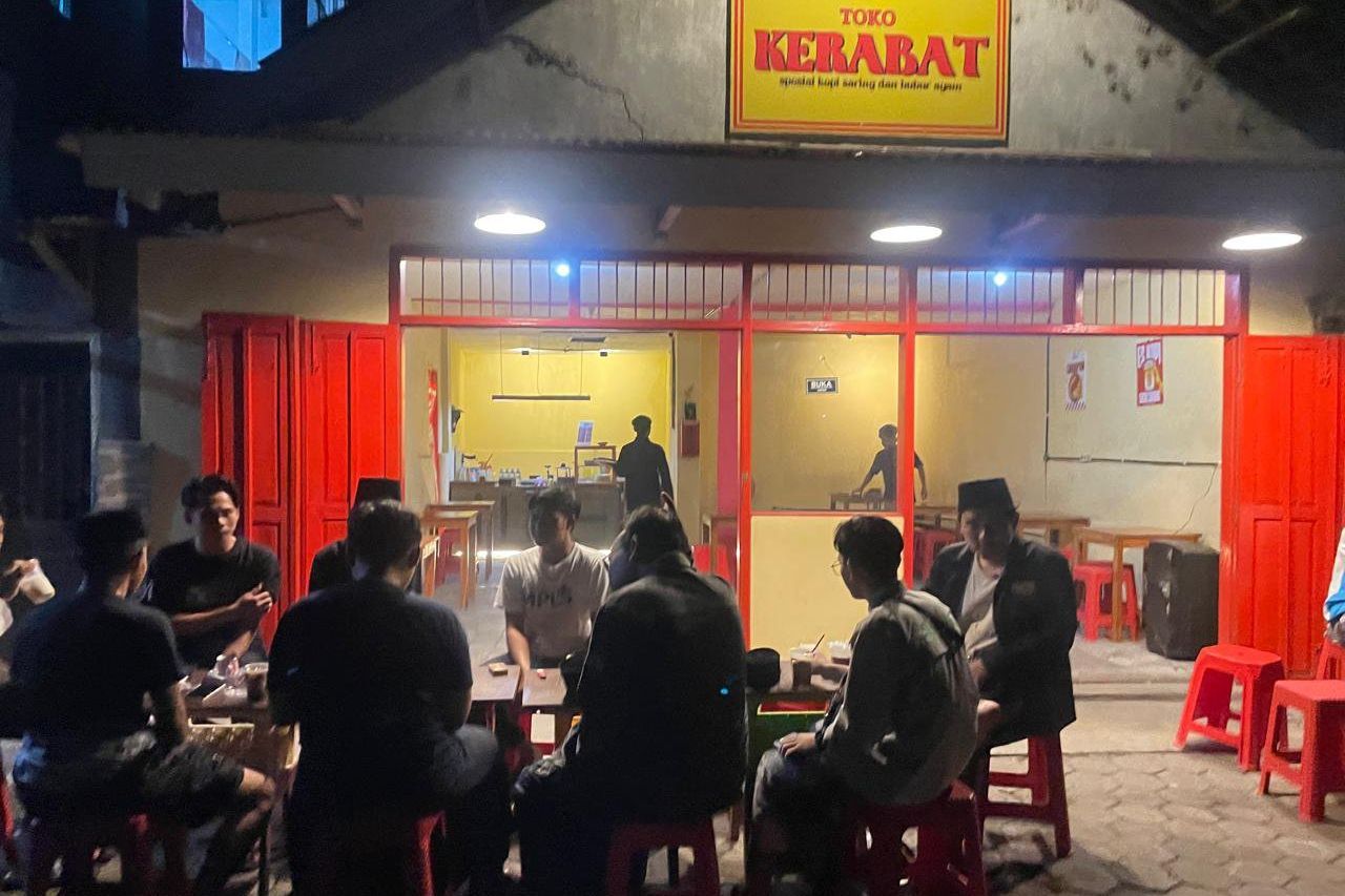 Menikmati Kopi Saring di Toko Kerabat Jombang yang Bernuansa 90-an
