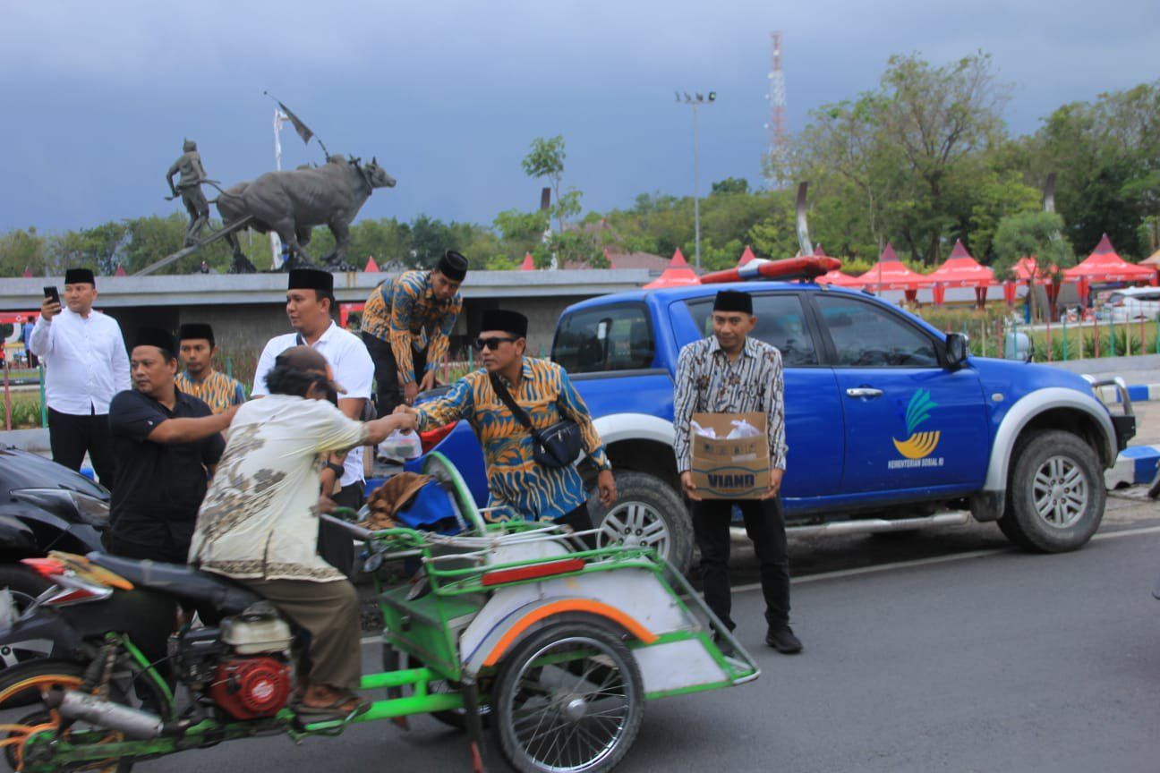 SDM PKH Kabupaten Sampang Bagikan Seribu Takjil Gratis