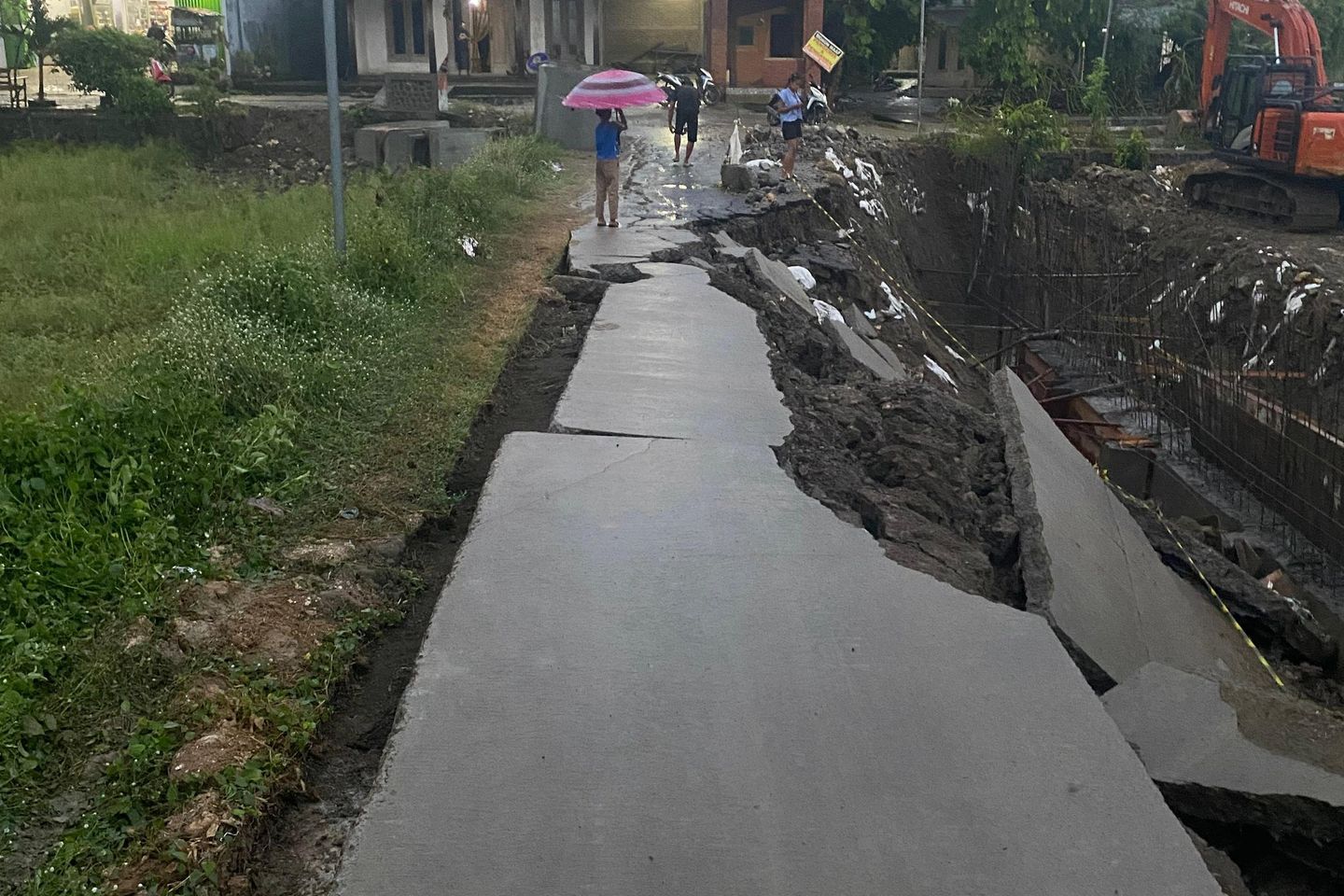 Baru Setahun Dibangun, Jembatan Asemgede Jombang Longsor