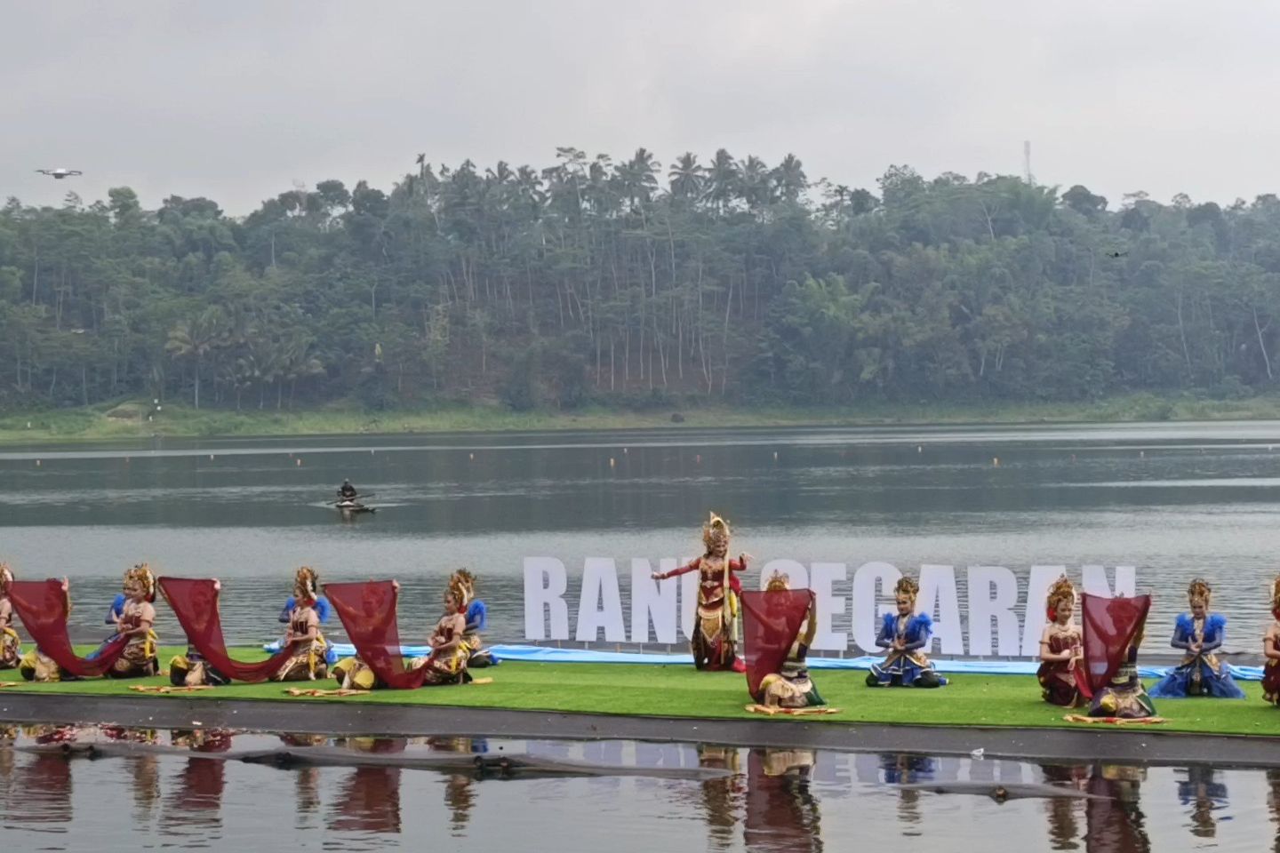 Fashion Show di Catwalk Terapung Warnai Seven Lakes Festival Probolinggo