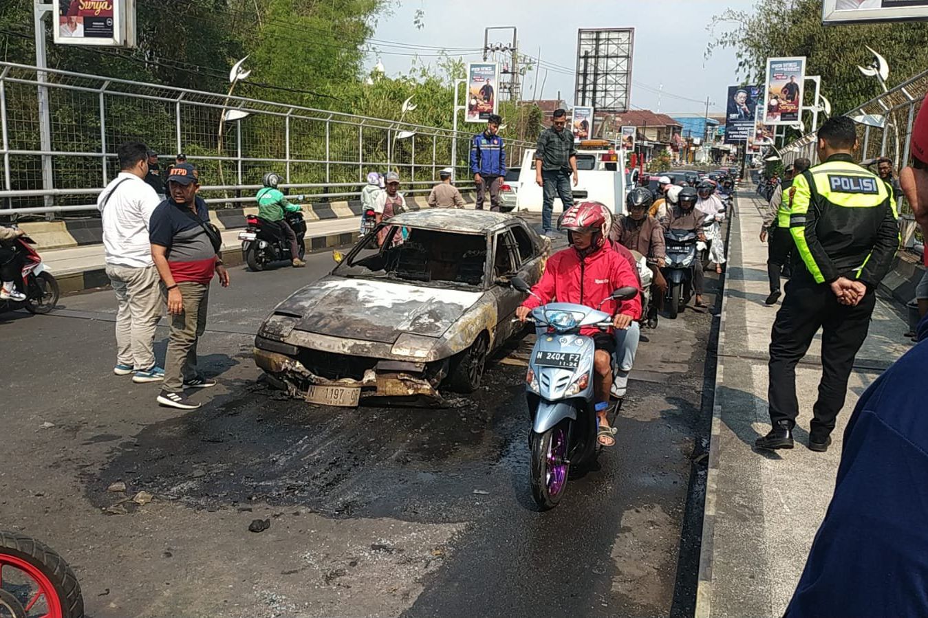 Sedan Mazda Milik Warga Jabung Terbakar di Jembatan Ranugrati Kota Malang 