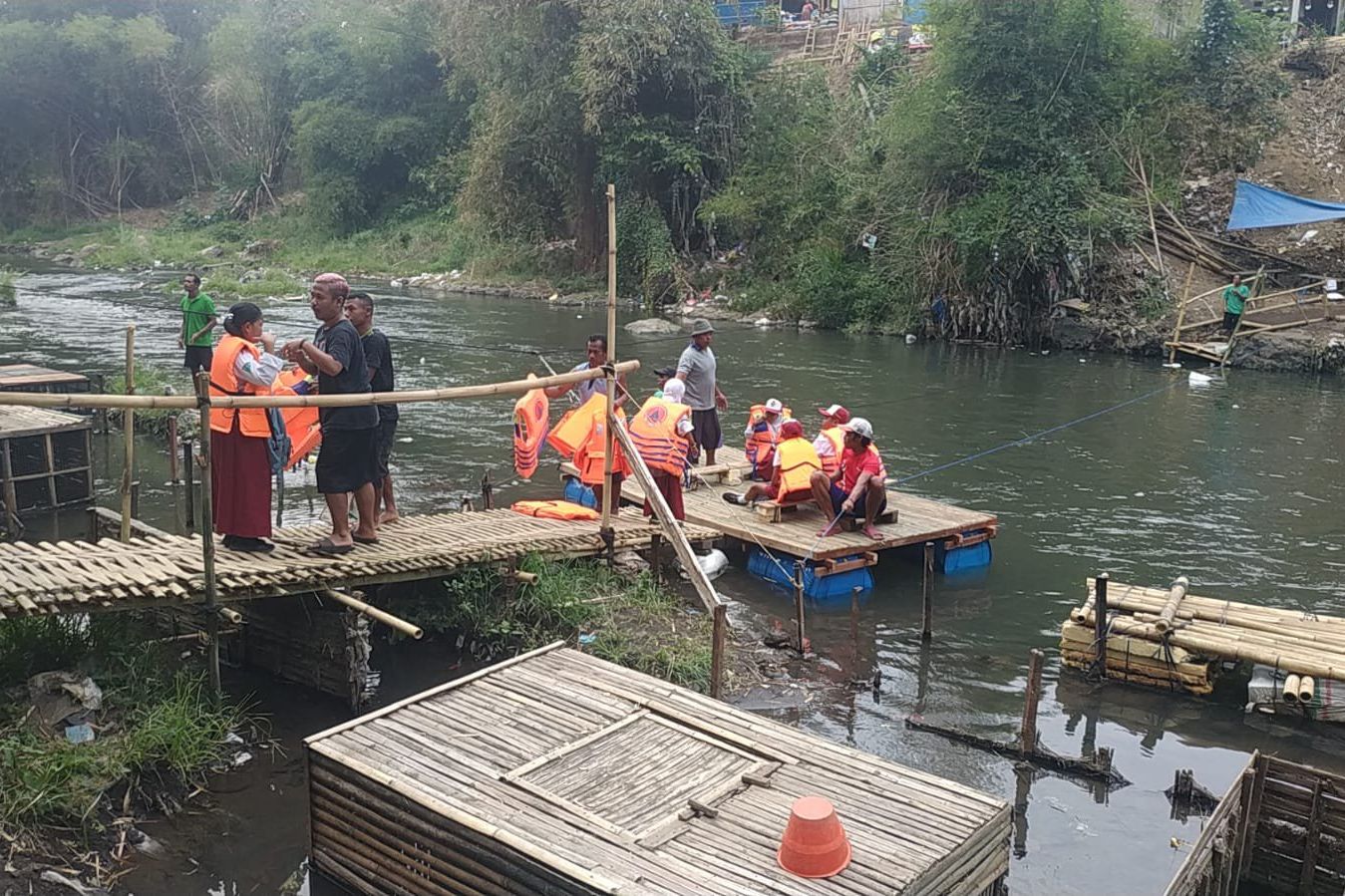 Jembatan Ditutup, Pelajar di Kota Malang Seberangi Sungai Brantas Naik Gethek