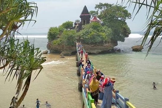 Libur Lebaran, Pantai Balekambang Malang Dipadati Wisatawan