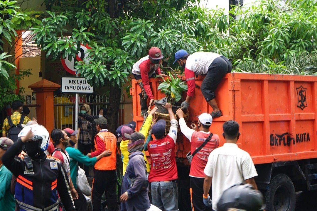 Cegah Genangan di Musim Hujan, Jajaran Pemkot Surabaya Terus Kerja Bakti Bersihkan Sampah di Saluran
